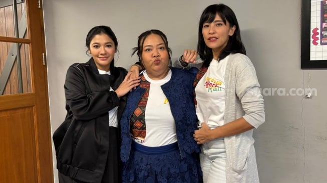 Naysilla Mirdad, Sophie Navita, dan Gita Bhebhita, pemain film Mertua Ngeri Kali saat berkunjung ke kantor Suara.com di kawasan Kuningan, Jakarta Selatan pada Selasa, 11 November 2025. [Tiara Rosana/Suara.com]