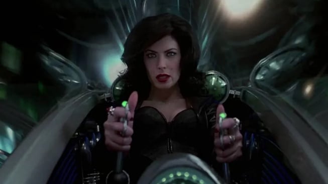 Lara Flynn Boyle yang memerankan Serleena menjadi alien baru di film Men in Black II yang akan tayang pada Sabtu (15/11/2025) malam ini pukul 21.00 WIB di Trans TV. [YouTube]