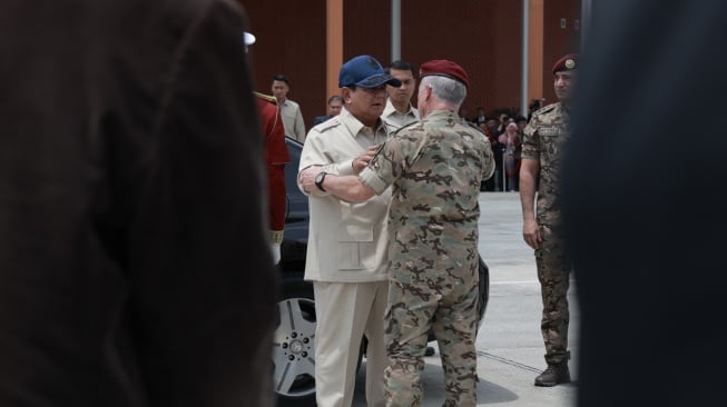 Peluk Hangat Prabowo Lepas Kepulangan Raja Yordania dari Halim, Begini Momennya