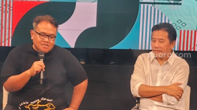 Co Founder Watchdog, Dandhy Laksono (kiri) dan Pemimpin Redaksi Suara.com (kanan) di Youth Economic Summit (YES) 2025 di Radio Republik Indonesia (RRI), Jakarta Pusat, Sabtu (15/11/2025). [Suara.com/Rina]