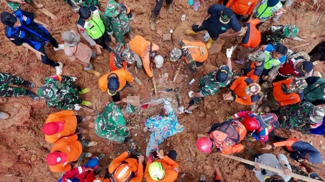 Pencarian Korban Longsor Cibeunying Cilacap Terus Dilakukan, 6 Korban Ditemukan di Hari Ketiga