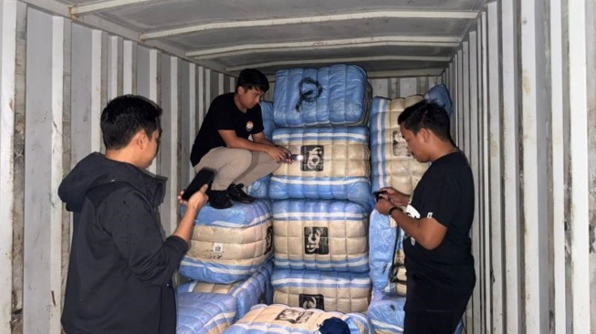 Dari Duren Sawit ke Padalarang: Polda Metro Ungkap Penyelundupan Pakaian Bekas Impor 207 Ballpress!