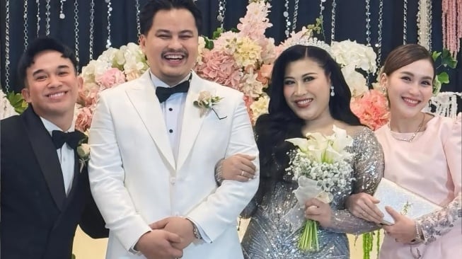 Ayu Ting Ting dan Anwar BAB menjadi di antara artis yang hadir di pernikahan Boiyen dengan Rully Anggi Akbar alias Enzel di ICE BSD, Tangerang Selatan, Sabtu (15/11/2025). [Instagram]