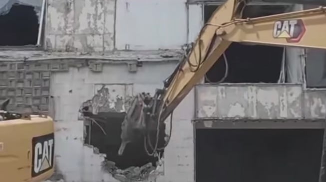 Anggota DPR RI nonaktif, Ahmad Sahroni merobohkan total rumahnya yang berlokasi di Tanjung Priok, Jakarta Utara. (tangkap layar/ist)