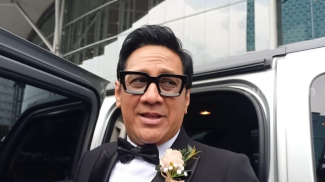 Andre Taulany memberi hadiah spesial di pernikahan Boiyen dan Rully Anggi Akbar. Andre ikut menghadiri pernikahan Boiyen yang berlangsung di ICE BSD, Tangerang Selatan, Sabtu (15/11/2025). [Rena Pangesti/Suara.com]