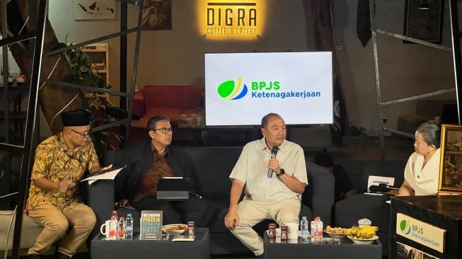 Dalam acara ini, hadir Muhammad Zuhri Bahri, Ketua Dewan Pengawas BPJS Ketenagakerjaan sekaligus penulis buku “Melindungi Pekerja Sepanjang Hayat”, Prof. Nunung Nuryartono, Deputi Bidang Koordinasi Peningkatan Kesejahteraan Sosial Kemenko PM serta Djoko Wahyudi, Ketum FSPPG - DPPK Sarbumusi (Dok: BPJS Ketenagakerjaan)