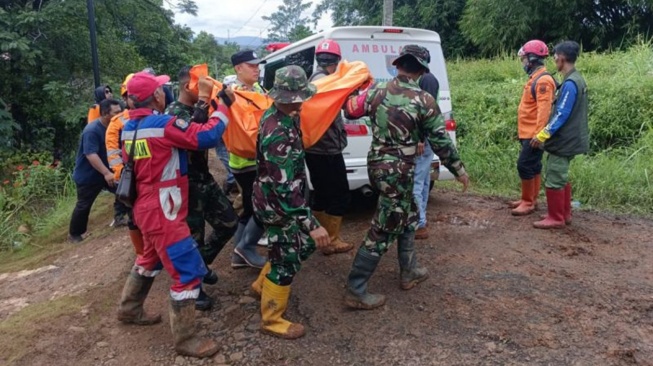 Update Longsor Cilacap: Bocah 6 Tahun Ditemukan, 17 Korban Masih Tertimbun 8 Meter