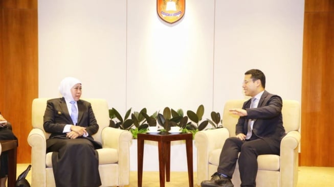 Gubernur Khofifah Indar Parawansa dalam program RISING Fellowship di Singapura melangsungkan pertemuan dengan Menteri Pendidikan Singapura Desmond Lee di Kantor Kementerian Pendidikan Singapura (Dok: Pemprov Jatim)