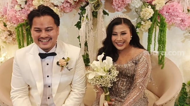Boiyen dan Ezel resmi menjadi pasangan suami istri. Pernikahan mereka berlangsung di ICE BSD, Tangerang Selatan, Sabtu (Rena Pangesti/Suara.com]