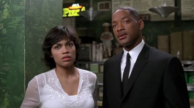 Men In Black II yang dibintangi Will Smith dan Tommy Lee Jones akan tayang pada Sabtu (15/11/2025) malam ini pukul 21.00 WIB di Trans TV. [YouTube]