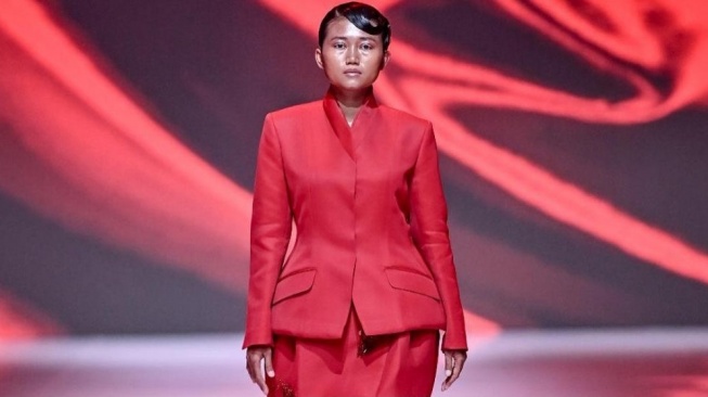 Perjalanan Saeruroh, Penjual Sosis yang Tampil di 2025 Panggung JFW dan Dipeluk Dian Sastro