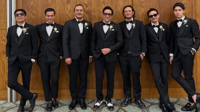 Duo Duda Bikin Heboh, Desta dan Andre Taulany Gandengan saat Jadi Groomsmen Boiyen