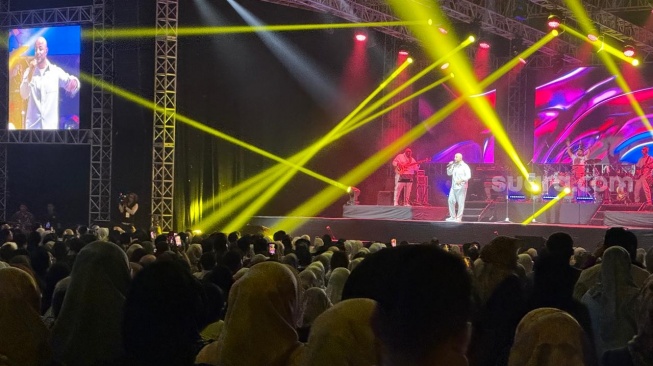 Teriakan 'Free Palestine' Menggema! Momen Menyentuh Maher Zain Konser di Makassar