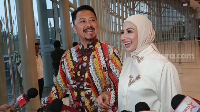 Deswita Maharani dan Ferry Maryadi usai menghadiri pernikahan Boiyen dan Ezel di ICE BSD, Tangerang Selatan pada Sabtu, 15 November 2025. [Suara.com/Rena Pangesti]