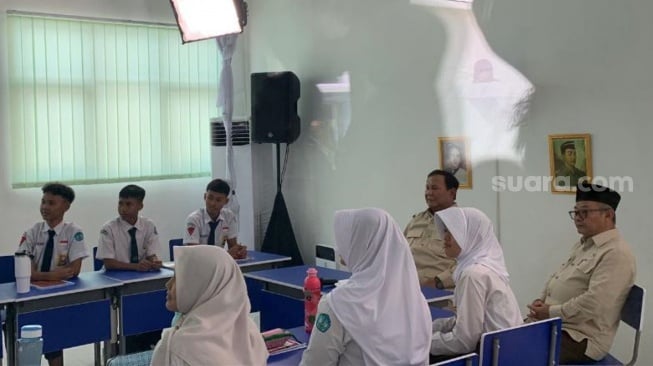 Presiden Prabowo Subianto meluncurkan Digitalisasi Pembelajaran untuk Indonesia Cerdas. Peluncuran dilakukan di SMPN 4 Kota Bekasi, Jawa Barat. (Suara.com/Novian)