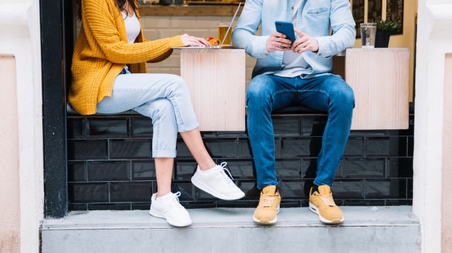 7 Sepatu Lokal Cocok Buat Karyawan WFA di Cafe Rp 100 Ribuan