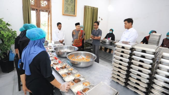 Wakil Ketua DPD RI, Tamsil Linrung, dalam sebuah kunjungan ke Program MBG. (Dok: DPD RI)