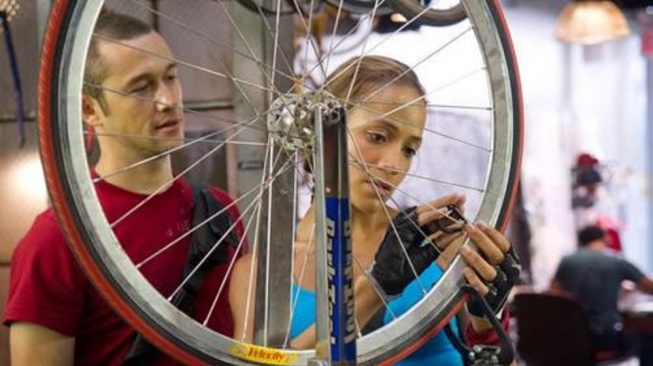 FIlm Premium Rush akan tayang Senin (17/11/2025) malam ini pukul 21.00 WIB di Trans TV. [YouTube]