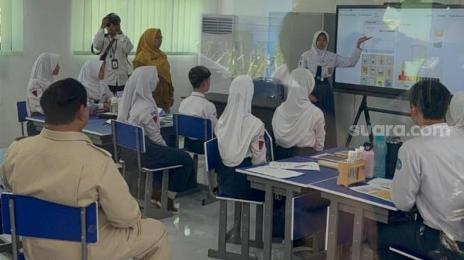 Ikut Duduk di Sekolah, Prabowo Minta Papan Interaktif yang Bikin Siswa Semangat Belajar Jangan Rusak