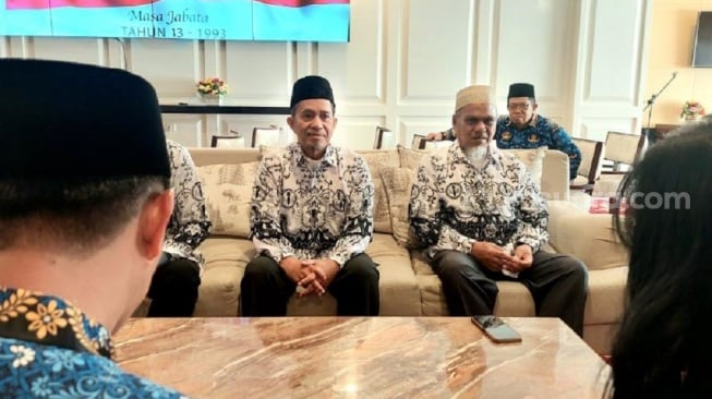 Abdul Muis dan Rasnal, dua guru di Luwu Utara yang pernah dipecat kembali diaktifkan menjadi ASN setelah mendapat rehabilitasi dari Presiden RI, Prabowo Subianto [SuaraSulsel.id/Lorensia Clara]