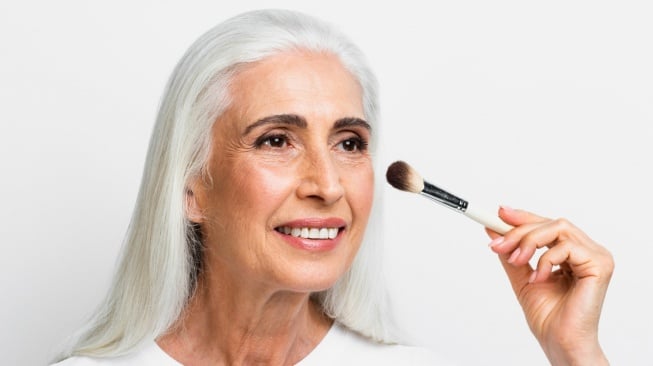 bedak padat untuk usia 50 tahun ke atas (freepik)