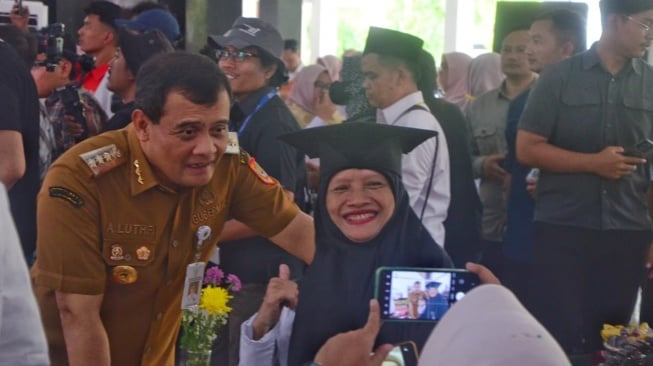 Gubernur Jawa Tengah, Ahmad Luthfi, dalam acara “Graduasi Pemalang Bercahaya; Bansos Sementara, Berdaya Selamanya” di Pendopo Kabupaten Pemalang, Senin, 17 November 2025. [Dok Humas]