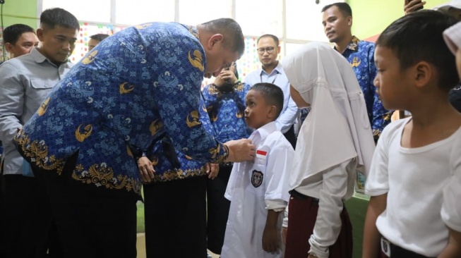 135 Siswa SD di Kota Makassar Terima Seragam Gratis
