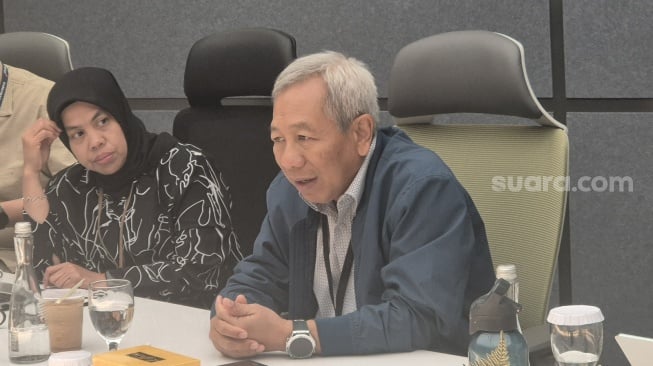 Muhammad Buldansyah, Director & Chief Business Officer Indosat saat temu dengan wartawan di kantor Indosat, Jakarta, Senin (17/11/2025). [Suara.com/Dythia]