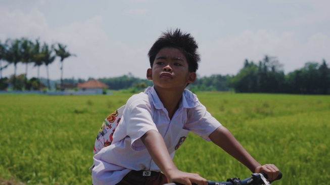 Review Film Pendek Sore Ini Milik Aksa: Sebuah Sore Sunyi yang Menyalakan Api Kreativitas