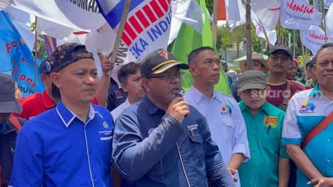 Aliansi Federasi Serikat Pekerja-Serikat Buruh se-Jakarta menggelar aksi unjuk rasa di depan Balai Kota DKI Jakarta, Senin (17/11/2024). (Suara.com/Fakhri)