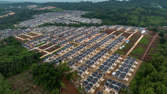 Foto udara kompleks perumahan KPR subsidi di Kaliwungu, Kabupaten Kendal, Jawa Tengah, Senin (17/11/2025). [ANTARA FOTO/Aprillio Akbar/foc]