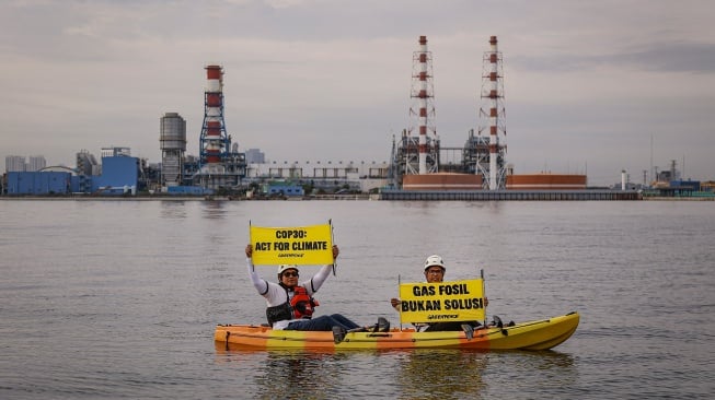 Desak Transisi Bersih, Aktivis Greenpeace Bentangkan Spanduk di PLTGU Muara Karang