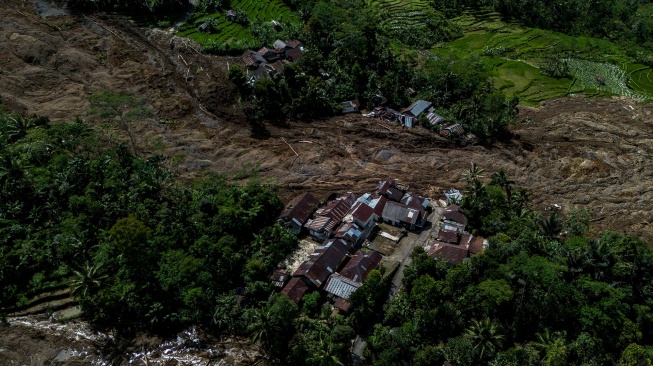 Foto udara tanah longsor yang menimbun rumah warga di Dusun Situkung, Desa Pandanarum, Kecamatan Pandanarum, Kabupaten Banjarnegara, Jawa Tengah, Selasa (18/11/2025). [ANTARA FOTO/Aprillio Akbar/YU]