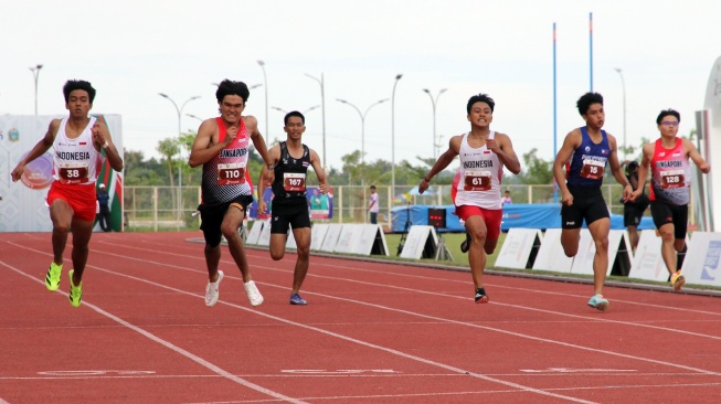 Pelari putra Indonesia Gilang Satria Wibawa (kiri) dan Rizal Hafid Fuadi (ketiga kanan) beradu kecepatan dengan pelari dari Thailand, Singapura, Malaysia, dan Filipina pada nomor lari 200 meter kejuaraan Atletik Asia Tenggara 2025 di Stadion Madya Atletik, Deli Serdang, Sumatera Utara, Senin (17/11/2025). [ANTARA FOTO/Yudi Manar/tom]