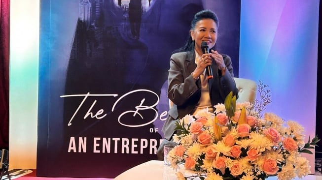 Penulis buku The Beauty Being an Enterpreneur, Ir. Emmy Noviawati di Jakarta (Suara.com/Dini Afrianti)