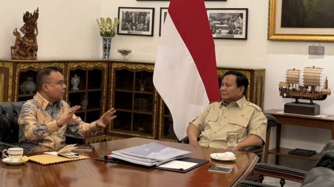 Pertemuan empat mata Presiden Prabowo Subianto dengan Wakil Ketua DPR RI Sufmi Dasco Ahmad di Istana Merdeka, Jakarta, pada Senin (17/11/2025). [Sekretaris Kabinet]