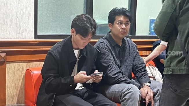 Na Daehoon ditemani kakak Jerome Polin, Jehian Panangian di Pengadilan Agama Jakarta Selatan pada Selasa, 18 November 2025. [Suara.com/Rena Pangesti]
