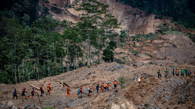 Sejumlah anggota tim SAR gabungan berjalan menuju titik evakuasi bencana tanah longsor di Dusun Situkung, Desa Pandanarum, Kecamatan Pandanarum, Kabupaten Banjarnegara, Jawa Tengah, Selasa (18/11/2025). [ANTARA FOTO/Aprillio Akbar/YU]