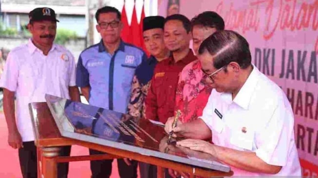 Dari Tanah Merah Menjadi Kampung Tanah Harapan, Pramono Janjikan Pembangunan Total dan Banjir Bansos