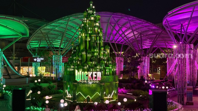 Jurnalis Suara.com memyaksikan pertunjukan cahaya dan suara Limitless Lights: An Ozmopolitan Display of Music & Lights di Lake of Dreams. Instalasi megah bertema Emerald City ini berkilauan, membawa kami seolah masuk ke dalam dunia Oz. [Tiara Rosana/Suara.com]