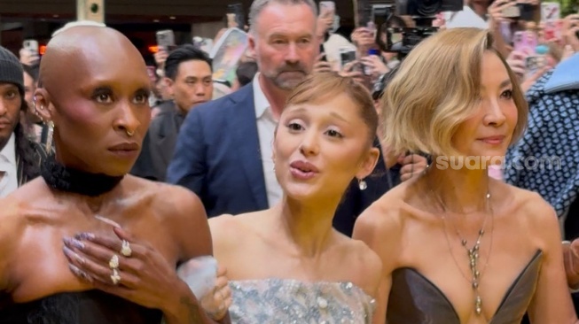 Jelajahi Dunia Sihir Wicked di Singapura, Bertemu Ariana Grande hingga Sapa Raisa di Yellow Carpet