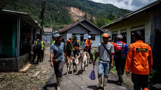 Relawan mengevakuasi kambing pascabencana tanah longsor di Dusun Situkung, Desa Pandanarum, Kecamatan Pandanarum, Kabupaten Banjarnegara, Jawa Tengah, Selasa (18/11/2025). [ANTARA FOTO/Aprillio Akbar/YU]