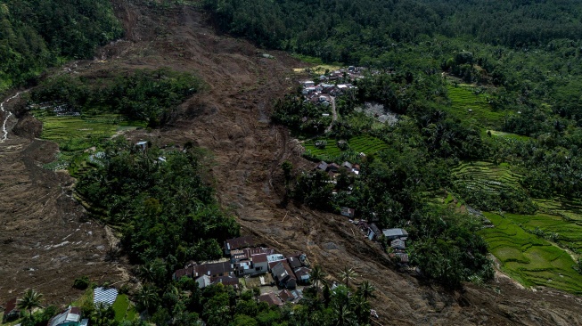 Foto udara tanah longsor yang menimbun rumah warga di Dusun Situkung, Desa Pandanarum, Kecamatan Pandanarum, Kabupaten Banjarnegara, Jawa Tengah, Selasa (18/11/2025). [ANTARA FOTO/Aprillio Akbar/YU]