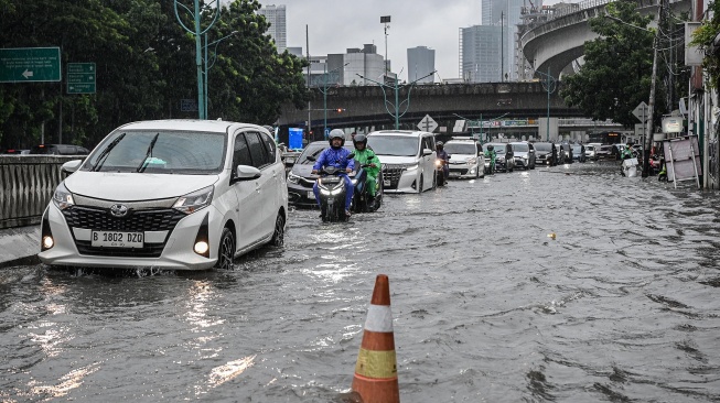 Banjir Jakarta Hari Ini: Pela Mampang dan Cilandak Terendam 60 Cm, Warga Diimbau Waspada