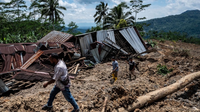 Warga mencari lokasi rumahnya di titik bencana tanah longsor di Dusun Situkung, Desa Pandanarum, Kecamatan Pandanarum, Kabupaten Banjarnegara, Jawa Tengah, Selasa (18/11/2025). [ANTARA FOTO/Aprillio Akbar/YU]