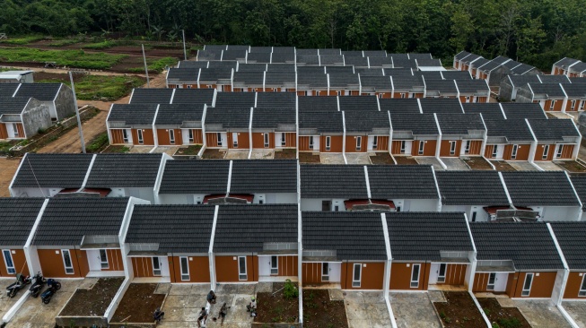 Foto udara kompleks perumahan KPR subsidi di Kaliwungu, Kabupaten Kendal, Jawa Tengah, Senin (17/11/2025). [ANTARA FOTO/Aprillio Akbar/foc]