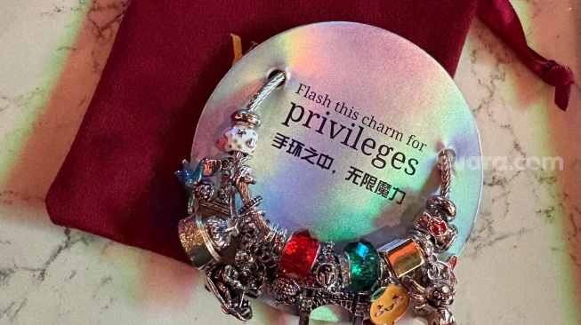 Jurnalis Suara.com menerima hadiah spesial yakni sebuah gelang 'Yours For Good' edisi terbatas dari Resorts World Sentosa (RWS). [Tiara Rosana/Suara.com]