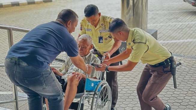 Bukan Sekadar Penjaga, Potret Humanis Satpam BRI Ungaran Layani Lansia di Banking Hall Bikin Haru