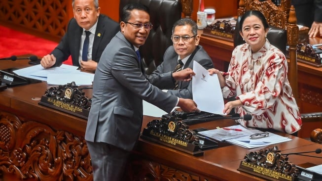 Menteri Hukum Supratman Andi Agtas (kedua kiri) menyerahkan berkas pendapat akhir kepada Ketua DPR Puan Maharani (kanan) yang disaksikan oleh Wakil Ketua DPR Adies Kadir (kedua kanan) dan Saan Mustopa (kiri) pada Rapat Paripurna ke-8 DPR RI Masa Persidangan II Tahun Sidang 205-2026 di Kompleks Parlemen, Senayan, Jakarta, Selasa (18/11/2025). [ANTARA FOTO/Rivan Awal Lingga/YU]