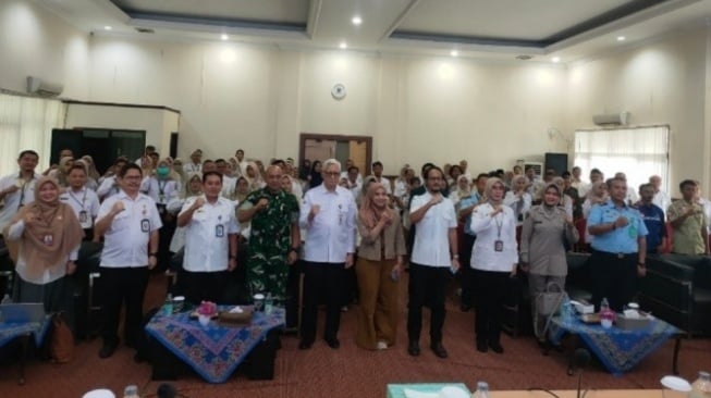 Wakil Wali Kota Cilegon, Fajar Hadi Prabowo (tengah) menghadiri rapat penanganan KLB Campak. [Istimewa]